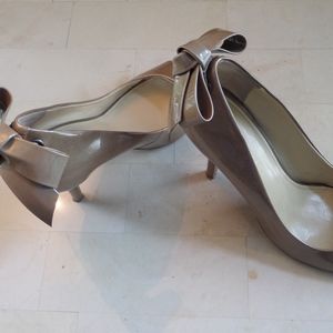 Beautiful, Stylish patent leather taupe heels!